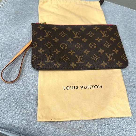 Louis Vuitton Monogram Wristlet In Excellent Condition - Picture 4 of 16